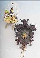 KONVOLUT: 1 SCHWARZWALDWANDüHRCHEN WINTER- MANTEL, HOLZ GESCHN., 1-TAGE-WERK, STIFTEN- ANKERGANG, SCHLüSSEL U. PENDEL ANBEI, MAßE CA.13 X 10 ...