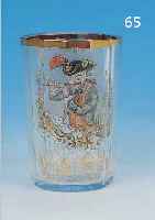 BECHERGLAS, BöHMEN, UM 1890/1900, SOG. ZWISCHENGLAS, FACETTIERT, ZWISCHEN DEN SCHICH-TEN BUNT BEMALT, UMLAUFEND SCHöNE ROKOKOSZE- NEN VON ...