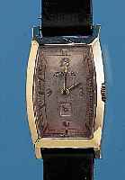 MOVADO HERRENARMBANDUHR CURVIPLAN, REF.-NR. 61810, SCHWEIZ/USA UM 1938, GG-FILLED, TONNEN-FORM, BODEN GEDR., ORIG.-BLATT ALTERSBED. FL., KL. ...