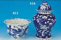DECKELVASE, JAPAN, UM 1900, PORZELLAN, H. 38 CM, BLAUE UNTERGLASURBEMALUNG