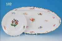 OVALE PLATTE UND TELLER, MEISSEN, UM 1840 UND UM 1870, PORZELLAN, STREUBLüMCHENDEKOR MIT GOLDRAND, BZW.BLUME I L. 55 CM