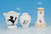 ZWEI TEILE STUDENTIKA, DEUTSCH, UM 1870, PORZELLAN, 1X KLEINE VASE, VORDERSEITE MIT SCHRIFTZEICHEN, 1X SOG. SCHNURBARTTASSE, ...