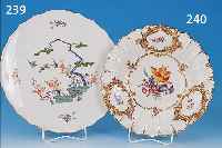 PRUNKSCHALE, MEISSEN, UM 1860, , PORZELLAN, D. 29.5 CM, MITTIG MIT GROßEN BLUMENBOUQUET, BEMALT, GOLDSTAFFAGE Z.T. BERIEBEN