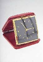 JUNGHANS ETUI/REISEWECKER, DEUTSCHLAND UM 1960, METALL VERG., AUßEN LEDERBEZ., 10 ST. STIFTENANKERW. M. JUNGHANS-STOßS. IN GEH. QUALITäT, ...