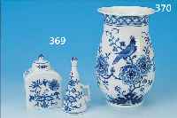 BLUMENVASE, MEISSEN, 2. HäLFTE 20. JH. PORZELLAN, H. 16 CM, BLAUE UNTERGLASURBEMALUNG, IND. BLUMEN MIT ...