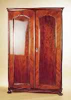ZWEITüRIGER SCHRANK, CA. 1880/90, NUßBAUM FURNIERT, ZERLEGBAR, SEITLICH IM ECKBEREICH MIT WURZELHOLZ QUERFURNIERT, GUTER ORIG. ER- ...