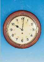 WANDUHR, PFEILKREUZ, UM 1900, RUNDER PROFI- LIERTER HOLZRAHMEN, RESTAURIERT UND Z.T. ER- GäNZT, GLASDECKEL, SKEL. MESSINGPLATINENWERK, HAKENGANG, ...