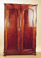 ZWEITüRIGER SCHRANK, CA. 1880/90, NUßBAUM FURNIERT, ZERLEGBAR, SEITLICH IM ECKBEREICH MIT WURZELHOLZ QUERFURNIERT, GUTER ORIGINALER ...