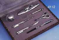7-TEILIGES MANIKüRSET, DEUTSCH UM 1910, GRIFFE, SILBER, FACETTARTIG, GEBR.-TEILE STAHL, IN ALTEM ETUI