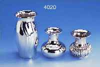 KONV. 3 KLEINE VASEN, 925ER UND 800ER SILBER, TOTAL CA. 190 G, 2X BAROCKSTIL, 1X GLATTE FORM (MIT KL. DELLE), H CA. 6.2, 7 UND 12 CM