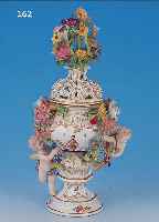 POTPORRI-VASE, MEISSEN, 2. WAHL, UM 1814, MARCOLINIZEIT, PORZELLAN, H. 29 CM, REICH APPLIZIERTER BLUMENDEKOR, VON ZWEI ...