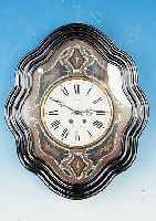 WANDUHR, FRANKREICH, UM 1880, SCHWARZ GE- LACKTER GESCHWUNGENER HOLZRAHMEN, ZIFFERBLATT-UMRANDUNG M. HOLZINTARSIEN U. ...