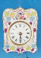 PORZELANSCHILDERUHR, SCHWARZWALD, UM 1880, FLORAL BEMALTES PORZELANSCHILD MIT WEINREBEN U. BLATTDEKOR, ORIGINAL, MIT HOLZ HINTERFüT- TERT, ...