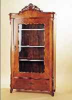VITRINE, DEUTSCH, UM 1870, NUßBAUMFURNIER, EINE SOCKELSCHUBLADE, DREI EINLEGEBöDEN SPäTER, L. ALTERSSSPUREN, 181 X 97 ...