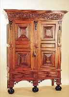SCHRANK, SOG. KISSENSCHRANK, HOLLAND, UM 1920, EICHE MASSIV, ZWEI SCHUBLADEN UNTEN, INNEN ZWEI BöDEN, REICH GESCHNITZT, 182 X 145 X ...