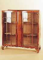 VITRINE, ENGLAND, 30ER JAHRE, NUßBAUMFURNIER, ALTERS- UND GEBRAUCHSSCHäDEN, ZWEI BöDEN, 115 X 103 X 36 CM