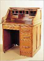 SCHREIBTISCH, ENGLAND, UM 1910, HELLE EICHE MASSIV, INNENEINRICHTUNG, VIER SCHUBLADEN, 112 X 83 X 76 CM, OHNE SCHLüSSEL