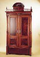 SCHRANK, GRüNDERZEIT, UM 1890, NUßBAUMFURNIER, Z.T. WURZELNUß, MIT MUSCHEL- KRONE, POLIERT, M. 219 X 115 X 56 CM, L. AL- TERSSP.