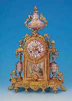 PENDULE, FRANKREICH, UM 1870, REICH VERZIER-TES GUßGEHäUSE, Z.T. MIT ALTER VERGOLDUNG, SO-CKEL MIT MASKERON, MIT BEMALTEN PORZELLANEIN- LAGEN ...