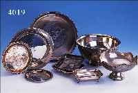 LOT 9 SCHALEN UND TELLER, SILBER UND METALL, VERSILBERT, MODERN, MEIST TROPHäEN, D.H. M.GRAVUREN AUS (PFERDE-)RENNEN AUS DEN 70/80ER JAHREN, ...