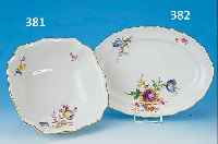 GROßE ECKIGE SCHALE, MEISSEN, 50ER J., POR- ZELLAN, SCHöNE BEMALUNG, DEKOR BLUME 4, IN- NEN UND AUSSEN BUNTE BOUQUETS U. STREUBLUMEN, GOLDRAND, ...