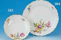 RUNDE SCHALE, MEISSEN, 50ER J., PORZELLAN, SCHöNE BEMALUNG, DEKOR BLUME 4, INNEN EIN GR. U. ZWEI KLEINE BUNTE BOUQUETS, D. 25 CM, GOLD-RAND