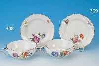 ZWEI SUPPENTASSEN MIT UNTERTASSEN, MEISSEN, 50ER J., PORZELLAN, SCHöNE BEMALUNG, DEKOR BLUME 4, JE EIN GROSSES BUNTES BOUQUET U. ZWEI ...