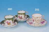 ZWEI MOKKATASSEN MIT UNTERTASSEN, NYMPHENBURG,UM 1900, PORZELLAN, BUNTE BEMALUNG, REICHER GRüNER SCHUPPENDEKOR, SCHöNE BLUMENBOUQUETS, ...