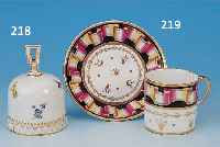 TASSE MIT UNTERTASSE, PARIS, UM 1800, PORZELLAN, BUNTE BEMALUNG, BANDDEKOR AUF SCHWARZEM GRUND, REICHE GOLDSTAFFAGE, DIESE Z. T. BER., ...
