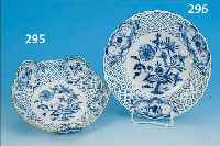 ZIERSCHALE, MEISSEN, UM 1860-70, PORZELLAN, BLAUES ZWIEBELMUSTER, BEMALT, WANDUNG IN DURCHBURCHARBEIT, GOLDSTAFFAGE, D. 18 CM