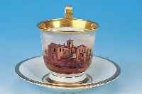 TASSE MIT UNTERTASSE, MEISSEN, 18. JH., PORZELLAN, QUALITäTVOLLE BEMALUNG, IN KAR- TUSCHE ANSICHT EINES GROSSEN GEBäUDE, BEZ. ...