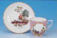TASSE MIT UNTERTASSE, MEISSEN, UM 1735-45, PORZELLAN, MAUVE-FARBENER FOND, QUALITäTVOLLE BUNTE BEMALUNG, BäUERLICHE SZENEN IN ZWEI KARTUSCHEN ...