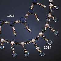 COLLIER MIT EDELSTEINEN, ROSEG 585/000, DUNKELBLAUE OVALFACETT. SPINELLE ZUS. CA. 20 CT, FACETT. AQUAMARINPAMPELN ZUS. CA. 31 CT, ...