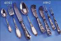 4 VORLEGETEILE, DEUTSCH UM 1900, 800ER SILBER, REINER JUGENDSTIL, BEST. AUS BUTTER- UND KäSEMESSER UND 2 WURSTGABELN, GRIFFE ...