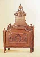 BETT, SüDDEUTSCH, UM 1770, EICHE MASSIV MIT STILTYPISCHEN AUFGELEGTEN SCHNITZEREIEN, RESTE ALTEN WURMBEFALLS, M.: 150X89X190 ...