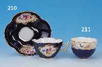 MOKKATASSE MIT UNTERTASSE, MEISSEN, PFEIFFERZEIT 1924-33, PORZELLAN, KOBALTBLAU,H. 4.5 CM, BLUMENBOUQUETMALEREI, GOLD-, STAFFAGE