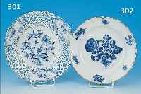 ZIERTELLER, MEISSEN, 1880/90, PORZELLAN, ZWIEBELMUSTER, D.23.5 CM, ZWEI GOLDRäNDER, L. BERIEBEN