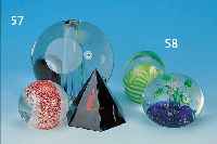 ZWEI PAPERWEIGHTS, 1 X MURANO/ITALIEN; 1 X BöHMEN, ENDE 20. JH., FARBLOSES GLAS, BUNTE EINSCHMELZUNGEN, 1 X APFELGRüNE U. WEIßE ...