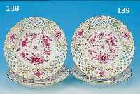 PAAR TELLER, MEISSEN, UM 1880, PORZELLAN, D. 20 CM, REICHER IND. BLUMENDEKOR, RAND MIT DURCHBRUCHARBEIT, GOLDSTAFFAGE