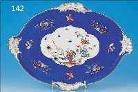 TABLETT, MEISSEN, UM 1860/70, PORZELLAN, BUNTE BEMALUNG, KAKIEMONDEKOR AUF ROYALBLAUEM FOND, IN KARTUSCHE BLüHENDER BAUM MIT VöGELN U. ...