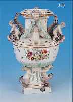 FUßVASE, MEISSEN, UM 1840, PORZELLAN, APPLIZ. MIT BLäTTERGIRLANDE, DREI FISCHEN U. VIER PUTTIFIGUREN, FLANKIERT VON ZWEI ...