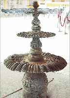 GROßER BRUNNEN, 20. JH., BRONZE MASSIV GE- GOSSEN, NACH ITALIENISCHEM RENAISSANCE-VOR- BILD, DREI ÜBERLAUFBECKEN IN FORM VON BLUMEN- BLäTTERN, ...