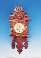 WANDUHR, NEUZEITLICH, SOG. FREISCHWINGER, IM HISTORISMUS-STIL NACHGEBAUT, VERZIERTES HOLZGEHäUSE, AUFSATZ, MESSINGZIFFERBLATT BE- DRUCKT, ...