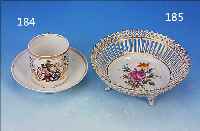 FUßSCHALE, DRESDEN, 2. HÄLFTE 20. JH., PORZELLAN, H. 7 CM, D. 19 CM, BLUMENBOUQUET GOLDSTAFFAGE, RAND MIT DRUCHBRUCHARBEIT