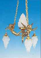 DECKENLAMPE, FRANKREICH, UM 1900, METALLGUß IN FORM DREIER VOLLPLASTISCHER GEFLüGELTER PUTTI, MATTIERTE FLAMMENSCHIRME, VIER ...