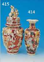 DECKELVASE, JAPAN, UM 1900/20, STEINGUT, H. 52 CM, UMLAUFENDE FIGURENBEMALUNG, MIN. BEST., GOLDSTAFFAGE L., BERIEBEN