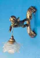 WANDLAMPE, FRANKREICH, UM 1900, METALLGUß IN FORM EINES PUTTO, MATTIERTER PREßGLASSCHIRM SEK., ELEKTR. NICHT GEPRüFT, H. CA. 27 ...