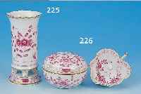 FUßVASE, MEISSEN, 2. HäFLTE 20. JH. , PORZELLAN, H. 14 CM, REICHER IND. PURPURMALEREI, GOLDRAND