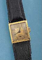 DEVINAL ARMBANDUHR, SCHWEIZ/DEUTSCHLAND UM 1936, GG 585/000, CARREE-GEH., MAßE CA. 21 X 21 MM, BODENSCHARNIER OFFEN, BLATT 2-FARB. VERG., FL., ...