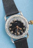 GAMA FLIEGERARMBANDUHR, SCHWEIZ UM 1932, METALL VERCHR., BODEN GEDR., GLASR. GESCHR., LüNETTE M. INNENZEIGER DREHB., AUßER LEDERB. U. GLAS ...